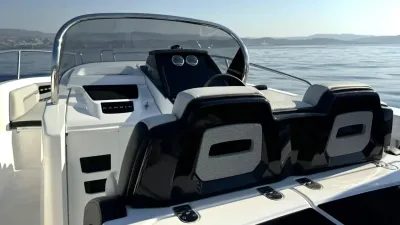 voorzijde van een boot met stuur en zitplaatsen