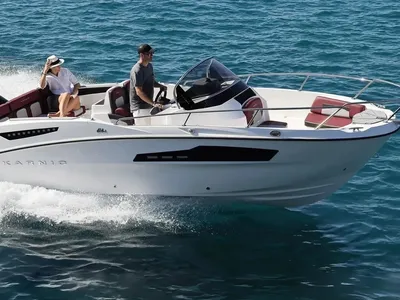 open dagboot met bestuurder en passagier