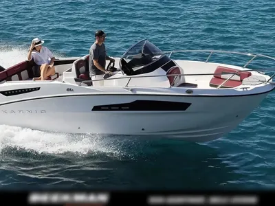 open motorboot op zee met twee personen