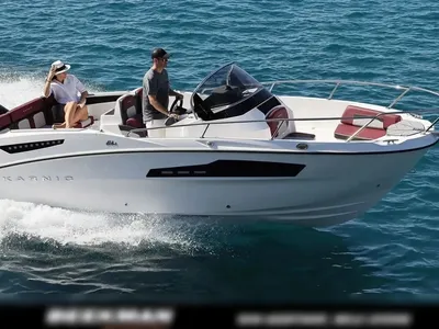 open motorboot op zee met twee personen