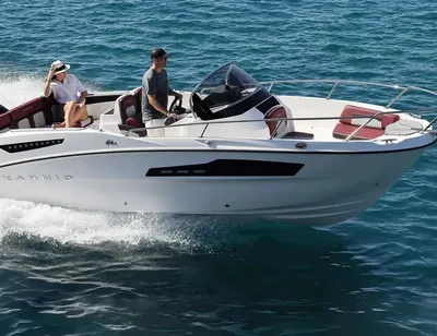 open dagboot met bestuurder en passagier