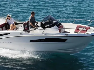 speedboot op zee met twee personen