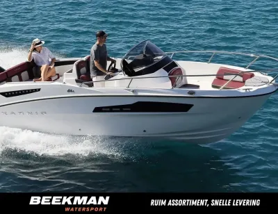 Open motorboot op zee met twee personen