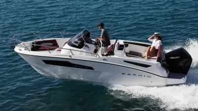 open motorboot op zee met twee personen