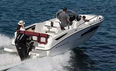 Open motorboot met twee personen op open water