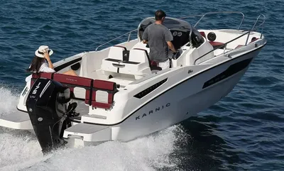 motorboot op open water met twee personen