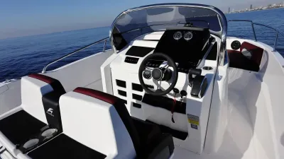 stuurconsole en voorgedeelte van open boot