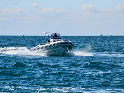 RIB-boot op zee met bestuurder