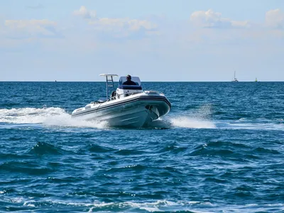 rib op zee met bestuurder