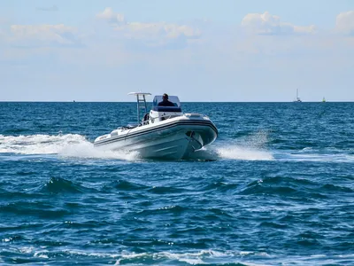RIB-boot op zee met bestuurder