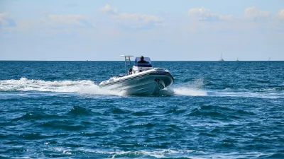 RIB-boot op zee met opspattend water