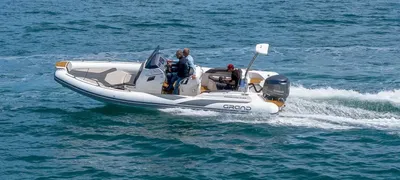 RIB met bemanning op open water