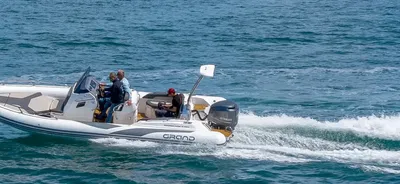 RIB boot op open water bij kust