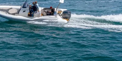 RIB met bemanning op open water