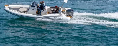 RIB-boot op open water met kust op achtergrond
