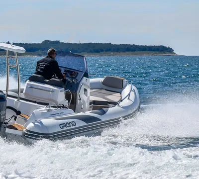 RIB vaart op zee met opspattend water