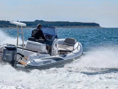 RIB boot op zee met bestuurder