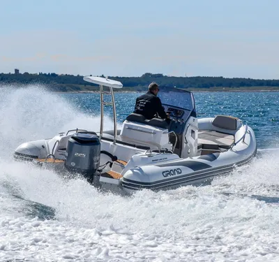 RIB vaart over zee met opspattend water