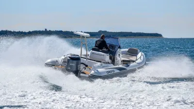 RIB varend op zee met bestuurder