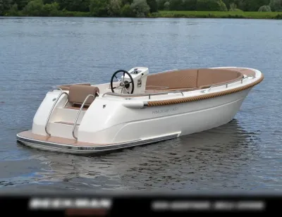 kleine open tender op rustig water