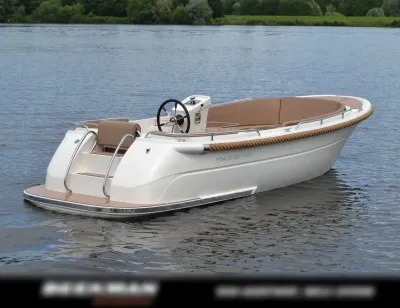 tenderboot op water met open kuip en stuurconsole