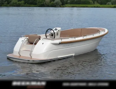 witte tender op rustig water
