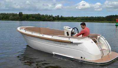 tender met bestuurder op rustig water