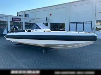consoleboot op trailer bij showroom