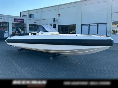 boot op parkeerplaats voor bedrijfsgebouw