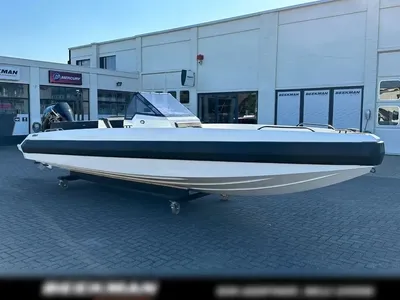 motorboot buiten bij watersportbedrijf