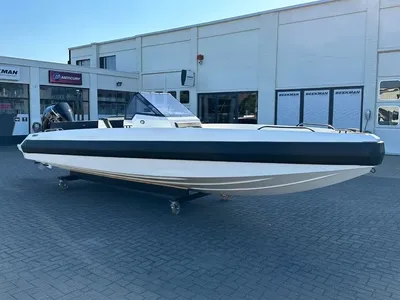 Motorboot buiten voor bedrijfsgebouw