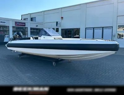 consoleboot geparkeerd voor watersportshowroom