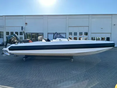 zijkant van motorboot bij loods