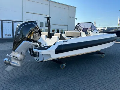 Buitenboordmotor en cockpit van een boot