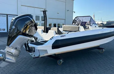achterzijde en console van een motorboot
