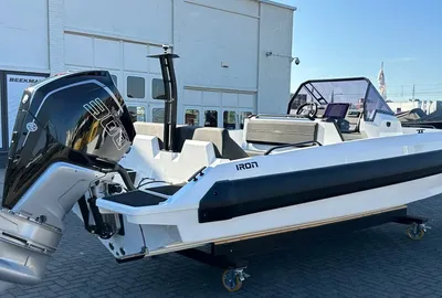 motorboot met buitenboordmotor bij showroom