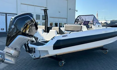 boot op bok voor bedrijfsgebouw