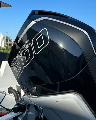 close-up buitenboordmotor op boot