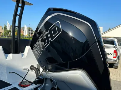 close-up van buitenboordmotor op boot