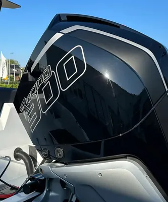 buitenboordmotor bevestigd op bootachtersteven