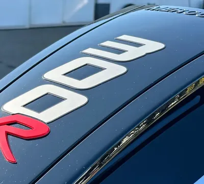 Close-up van buitenboordmotorkap bij ligplaats