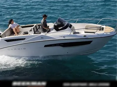 open motorboot op zee met twee opvarenden