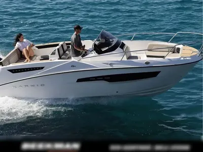 open motorboot op zee met twee personen
