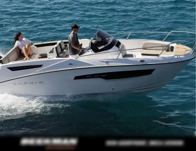 open motorboot op zee met twee personen