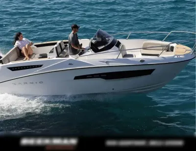 dagboot op zee met stuurconsole en zitplaatsen
