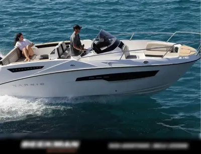 motorboot op zee met twee personen
