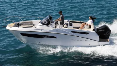 open motorboot met passagiers op zee