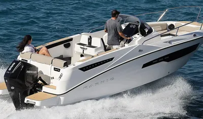 motorboot op zee met personen