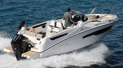 open motorboot op zee met twee personen