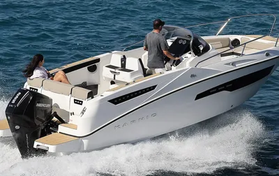 motorboot op open water met bestuurder en passagier